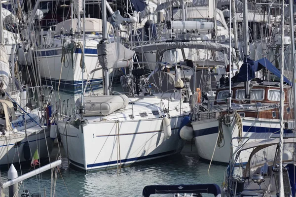 Italien, Sicilien, Medelhavet, Marina di Ragusa; 22 mars 2017, segelbåtar lyxiga i hamnen - ledare — Stockfoto