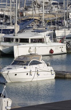 İtalya, Sicilya, Akdeniz, Marina di Ragusa; 22 Şubat 2017, liman - editoryal Lüks Yatlar