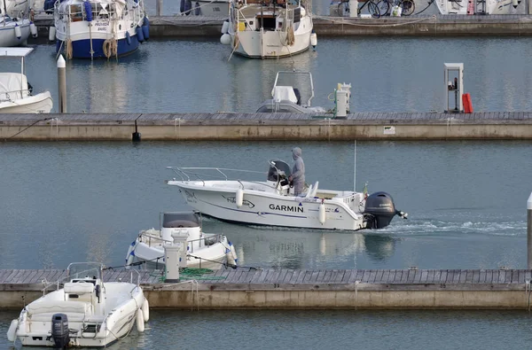 İtalya, Sicilya, Akdeniz, Marina di Ragusa; 22 Şubat 2017, tekneler ve Lüks Yatlar port - Editörden