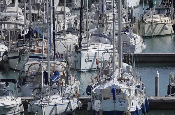 Itália, Sicília, Mar Mediterrâneo, Marina di Ragusa; 23 Março 2017, veleiros no porto - EDITORIAL — Fotografia de Stock