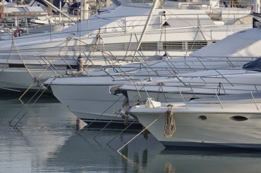 İtalya, Sicilya, Akdeniz, Marina di Ragusa; 23 Mart 2017, liman - editoryal Lüks Yatlar
