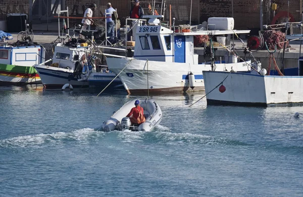 Italien, Sizilien, Mittelmeer, Marina di ragusa; 24. März 2016, hölzerne Fischerboote und Fischer im Hafen - Leitartikel — Stockfoto