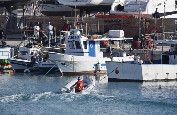 İtalya, Sicilya, Akdeniz, Marina di Ragusa; 24 Mart 2016, ahşap balıkçı tekneleri ve balıkçı liman - Editörden — Stok fotoğraf