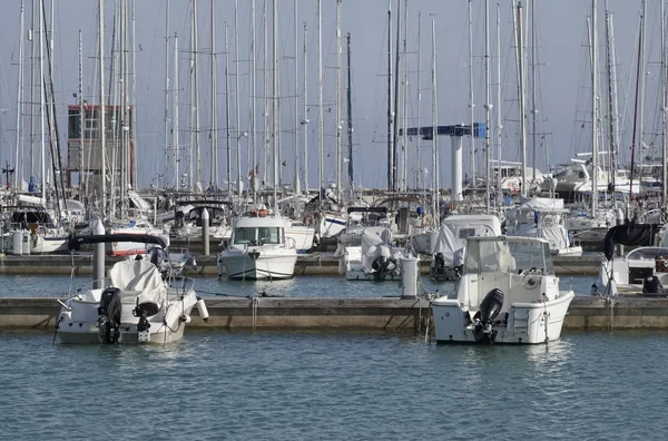 İtalya, Sicilya, Akdeniz, Marina di Ragusa; 26 Şubat 2017, tekneler ve Lüks Yatlar port - Editörden — Stok fotoğraf