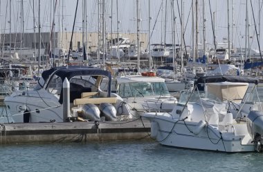 İtalya, Sicilya, Akdeniz, Marina di Ragusa; 26 Şubat 2017, tekneler ve Lüks Yatlar port - Editörden