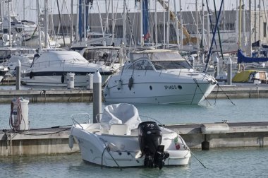 İtalya, Sicilya, Akdeniz, Marina di Ragusa; 26 Şubat 2017, tekneler ve Lüks Yatlar port - Editörden