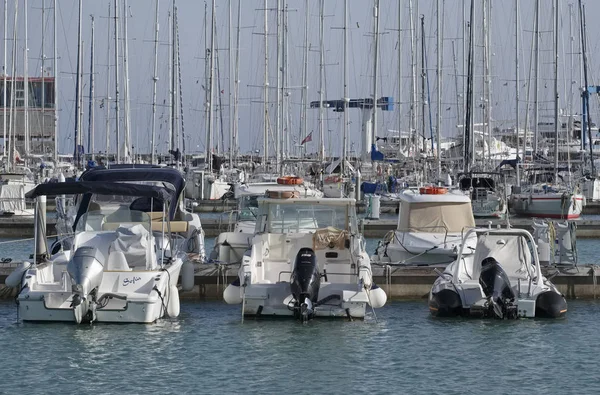 İtalya, Sicilya, Akdeniz, Marina di Ragusa; 26 Şubat 2017, tekneler ve Lüks Yatlar port - Editörden — Stok fotoğraf