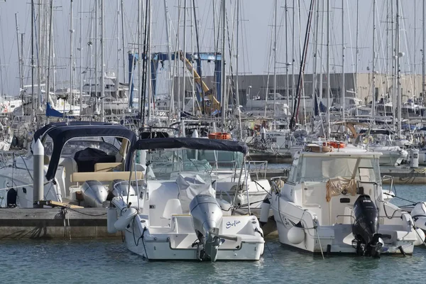 Italia, Sisilia, Laut Tengah, Marina di Ragusa; 26 Maret 2017, perahu dan kapal pesiar mewah di pelabuhan - EDITORIAL — Stok Foto