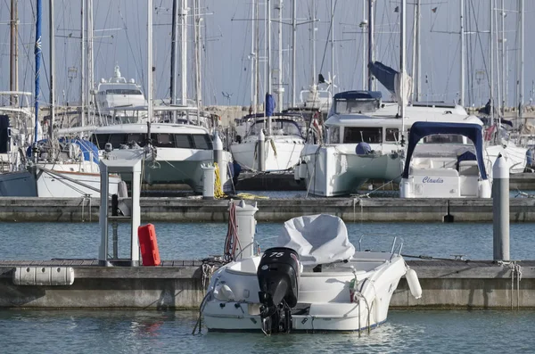 Italie, Sicile, Méditerranée, Marina di Ragusa ; 26 mars 2017, bateaux et yachts de luxe dans le port - EDITORIAL — Photo