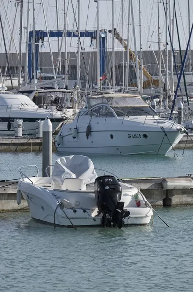 Italie, Sicile, Méditerranée, Marina di Ragusa ; 26 mars 2017, bateaux et yachts de luxe dans le port - EDITORIAL — Photo