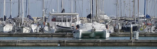 Italia, Sicilia, Mar Mediterraneo, Marina di Ragusa; 26 marzo 2017, yacht di lusso in porto - EDITORIALE — Foto Stock