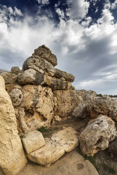 Malta insel, gozo, die ruinen der ggantija-tempel (3600-3000 v.Chr.), der megalithische komplex wurde in drei etappen von der gemeinschaft der bauern und hirten errichtet, die die kleine insel gozo bewohnen — Stockfoto