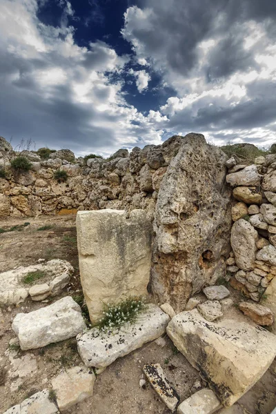 Isla de Malta, Gozo, las ruinas de los templos de Ggantija (3600-3000 aC), el complejo megalítico fue erigido en tres etapas por la comunidad de agricultores y pastores que habitan la pequeña isla de Gozo — Foto de Stock