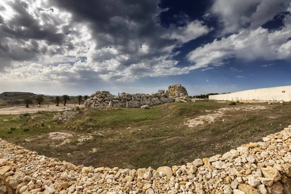 Isla de Malta, Gozo, las ruinas de los templos de Ggantija (3600-3000 aC), el complejo megalítico fue erigido en tres etapas por la comunidad de agricultores y pastores que habitan la pequeña isla de Gozo — Foto de Stock