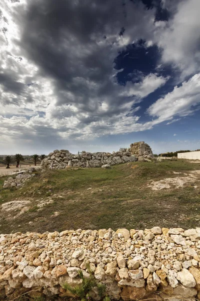Isla de Malta, Gozo, las ruinas de los templos de Ggantija (3600-3000 aC), el complejo megalítico fue erigido en tres etapas por la comunidad de agricultores y pastores que habitan la pequeña isla de Gozo — Foto de Stock