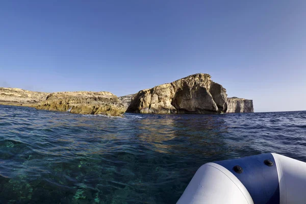 Malta, Isola di Gozo, veduta della costa rocciosa dell'isola a Dwejra — Foto Stock