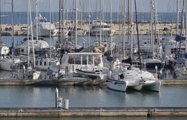 İtalya, Sicilya, Akdeniz, Marina di Ragusa; 26 Şubat 2017, liman - editoryal Lüks Yatlar