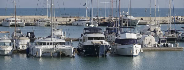 Italien, Sizilien, Mittelmeer, Marina di ragusa; 26. März 2017, Boote und Luxusyachten im Hafen - Leitartikel — Stockfoto