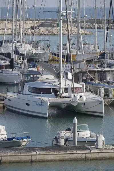 Italia, Sicilia, Mar Mediterráneo, Marina di Ragusa; 26 Marzo 2017, barcos y yates de lujo en el puerto - EDITORIAL —  Fotos de Stock