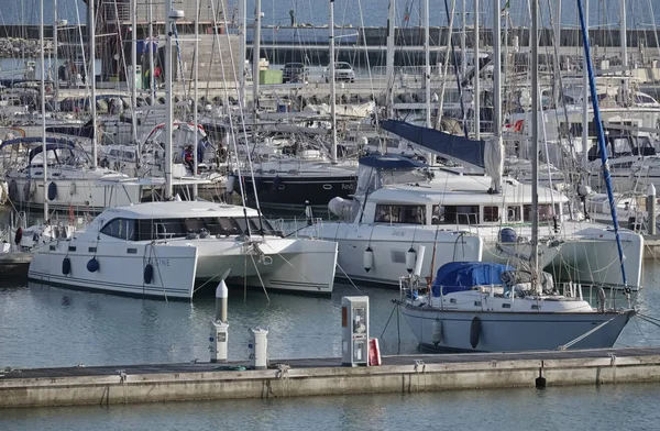 Italien, Sicilien, Medelhavet, Marina di Ragusa; 26 mars 2017, segelbåtar lyxiga i hamnen - ledare — Stockfoto