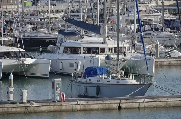 Italie, Sicile, Méditerranée, Marina di Ragusa ; 26 Mars 2017, yachts de luxe dans le port - EDITORIAL — Photo