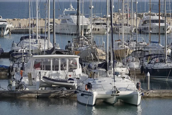 Włochy, Sycylia, Morze Śródziemne, Marina di Ragusa; 26 marca 2017 r., luksusowe jachty w porcie - Redakcja — Zdjęcie stockowe