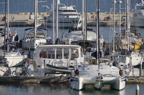 Italia, Sicilia, Mar Mediterráneo, Marina di Ragusa; 26 Marzo 2017, yates de lujo en el puerto - EDITORIAL —  Fotos de Stock