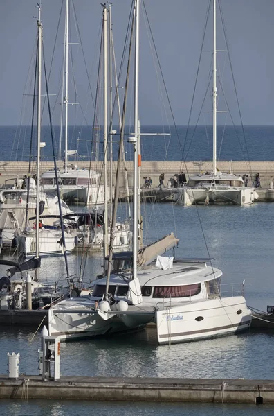 Itália, Sicília, Mar Mediterrâneo, Marina di Ragusa; 26 Março 2017, iates de luxo no porto - EDITORIAL — Fotografia de Stock