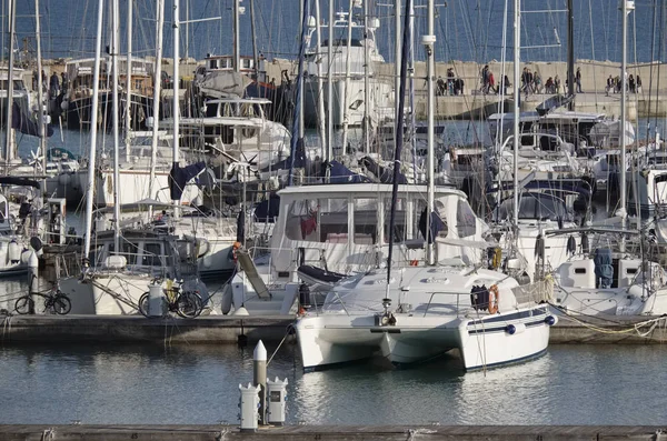 Itálie, Sicílie, Středozemní moře, Marina di Ragusa; 26. března 2017, luxusní jachty v přístavu - Editorial — Stock fotografie