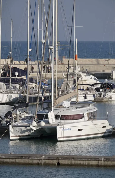 Olaszország, Szicília, Földközi-tenger, Marina di Ragusa; 2017. március 26., luxus jacht kikötő - szerkesztőség — Stock Fotó