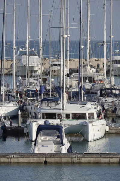 イタリア、シチリア島、地中海、マリーナ ディ ラグーザ。2017 年 3 月 26 日、ボート、高級ヨットのポート - 社説 — ストック写真