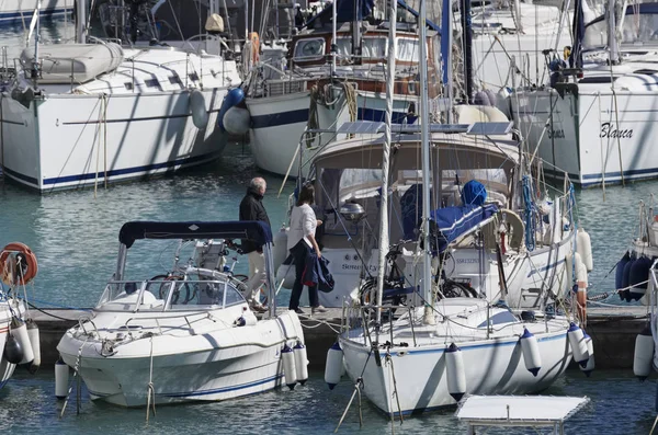 Włochy, Sycylia, Morze Śródziemne, Marina di Ragusa; 2 kwietnia 2017, łodzie i luksusowe jachty w porcie - Redakcja — Zdjęcie stockowe