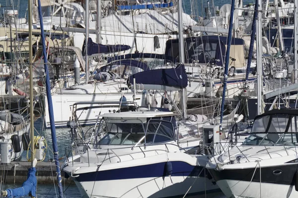 Italia, Sicilia, Mar Mediterráneo, Marina di Ragusa; 2 Abril 2017, yates de lujo en el puerto - EDITORIAL —  Fotos de Stock