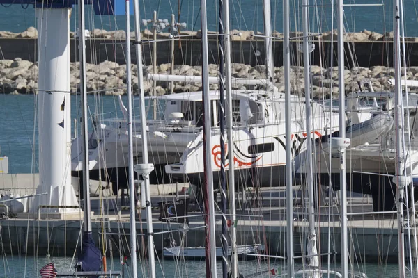 Italia, Sicilia, Mar Mediterráneo, Marina di Ragusa; 2 Abril 2017, yates de lujo en el puerto - EDITORIAL — Foto de Stock