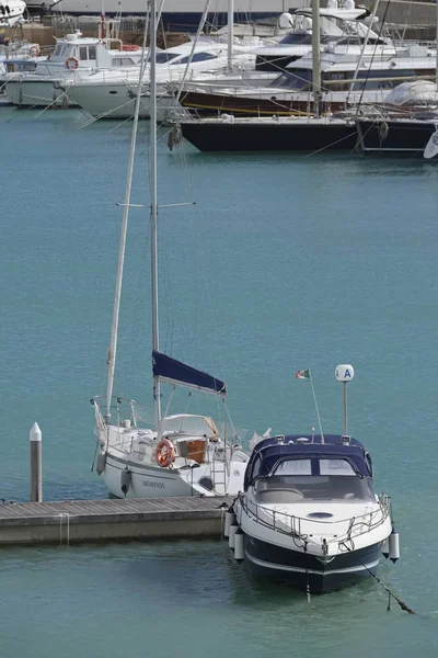 Italië, Sicilië, Middellandse Zee, Marina di Ragusa; 3 April 2017, jachten luxe in de haven - redactie — Stockfoto