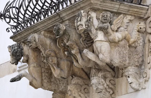 Itálie, Sicílie, Scicli (provincie Ragusa), palác Unesco Fava barokní fasáda, balkon okrasné sochy (18. století a.C.) — Stock fotografie