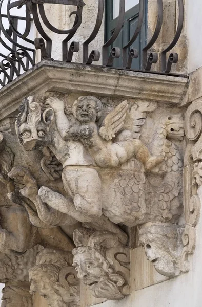 Italia, Sicilia, Scicli (provincia de Ragusa), la fachada barroca del palacio de Fava de la Unesco, estatuas ornamentales del balcón (siglo XVIII a.C. .) — Foto de Stock