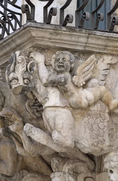 Itália, Sicília, Scicli (província de Ragusa), a fachada barroca do Palácio da Fava da Unesco, varanda estátuas ornamentais (século XVIII a.C .) — Fotografia de Stock