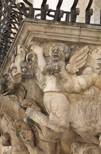 Italia, Sicilia, Scicli (provincia de Ragusa), la fachada barroca del palacio de Fava de la Unesco, estatuas ornamentales del balcón (siglo XVIII a.C. .) —  Fotos de Stock