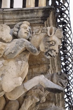 İtalya, Sicilya, Scicli (Ragusa eyaletinde), Unesco Barok Fava Palace cephe balkon süs heykeller (18. yüzyıl a.C.)