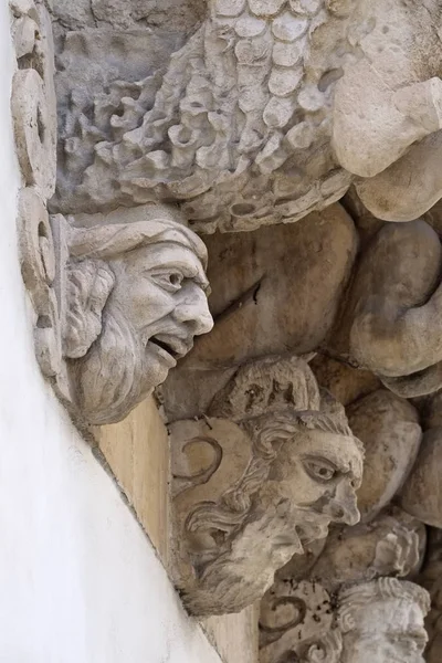 Italien, Sizilien, Scicli (Provinz Ragusa), Fassade des barocken Fava-Palastes der UNESCO, dekorative Balkonstatuen (18. Jh..) — Stockfoto