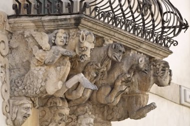 İtalya, Sicilya, Scicli (Ragusa eyaletinde), Unesco Barok Fava Palace cephe balkon süs heykeller (18. yüzyıl a.C.)