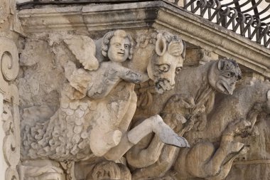 İtalya, Sicilya, Scicli (Ragusa eyaletinde), Unesco Barok Fava Palace cephe balkon süs heykeller (18. yüzyıl a.C.)