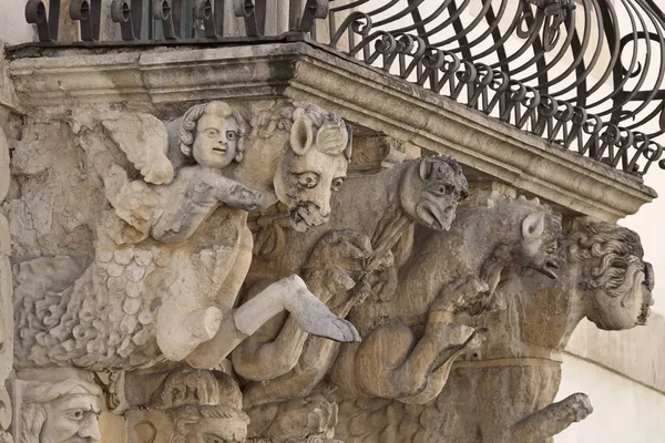 Itálie, Sicílie, Scicli (provincie Ragusa), palác Unesco Fava barokní fasáda, balkon okrasné sochy (18. století a.C.) — Stock fotografie