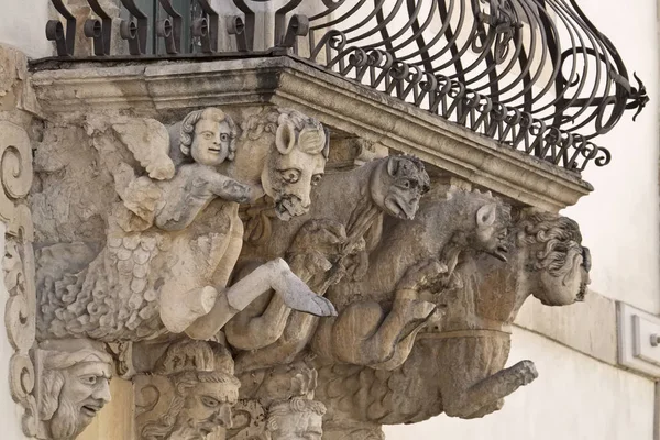 Italy, Sicily, Scicli (Ragusa province), the Unesco Baroque Fava Palace facade, balcony ornamental statues (18th Century a.C.) — Stock Photo, Image