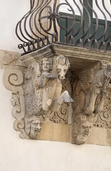 Itálie, Sicílie, Scicli (provincie Ragusa), palác Unesco Fava barokní fasáda, balkon okrasné sochy (18. století a.C.) — Stock fotografie