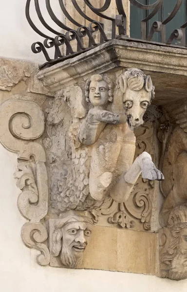 Itália, Sicília, Scicli (província de Ragusa), a fachada barroca do Palácio da Fava da Unesco, varanda estátuas ornamentais (século XVIII a.C .) — Fotografia de Stock