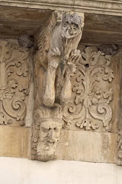 Itálie, Sicílie, Scicli (provincie Ragusa), palác Unesco Fava barokní fasáda, balkon okrasné sochy (18. století a.C.) — Stock fotografie