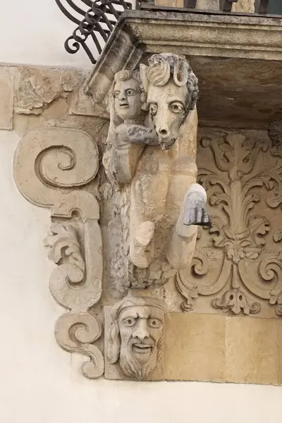 Itália, Sicília, Scicli (província de Ragusa), a fachada barroca do Palácio da Fava da Unesco, varanda estátuas ornamentais (século XVIII a.C .) — Fotografia de Stock