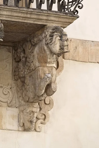 Italia, Sicilia, Scicli (Ragusa), facciata del Palazzo Fava barocco Unesco, statue ornamentali balcone (XVIII secolo a.C. .) — Foto Stock